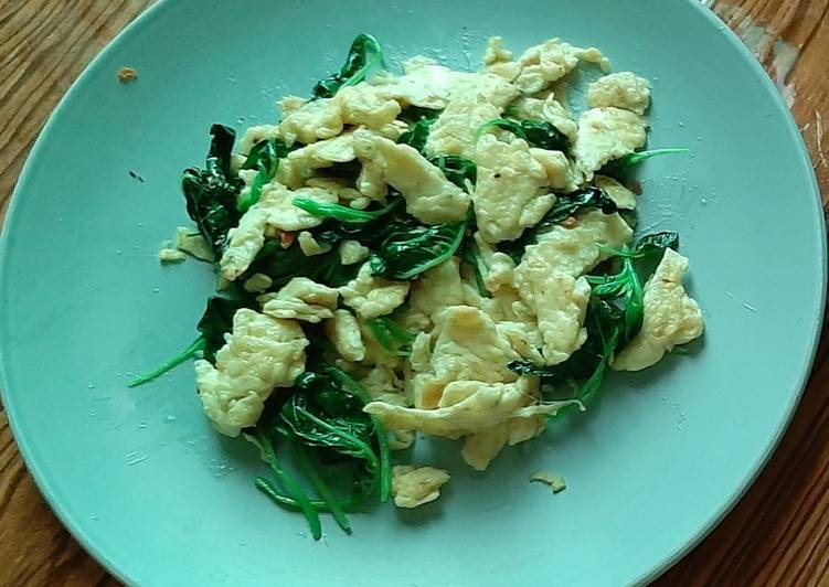 Langkah Mudah untuk Menyiapkan Scrmble egg with spinach🤭 yang Lezat
