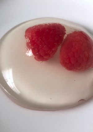 Una foto de Gota de agua al agua de rosas con frambuesas