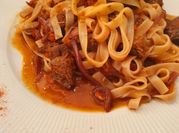 Una foto de tagliatelle con ternera