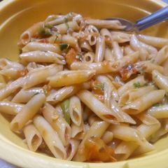 A picture of Tomato and Garlic pasta.