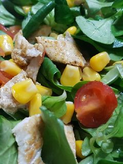 Una foto de Ensalada de canónigos con pollo al Ras al Hanut