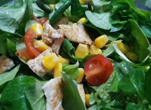 Una foto de Ensalada de canónigos con pollo al Ras al Hanut