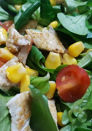 Una foto de Ensalada de canónigos con pollo al Ras al Hanut