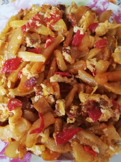 Una foto de Revuelto de papas con chorizo y piquillos