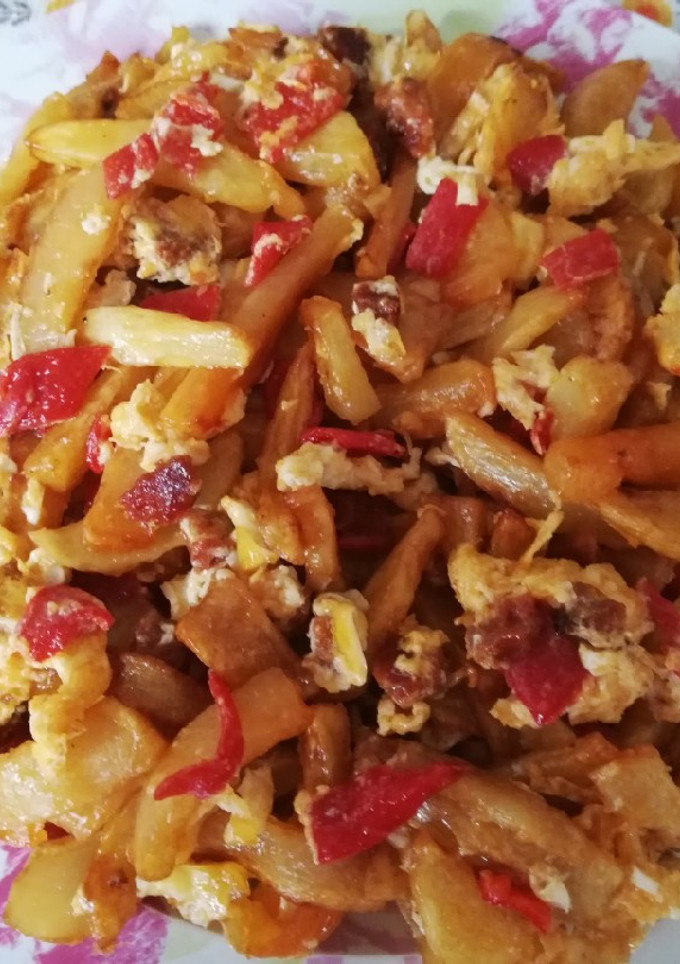Una foto de Revuelto de papas con chorizo y piquillos