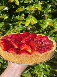 Una foto de Torta de crema pastelera y frutillas