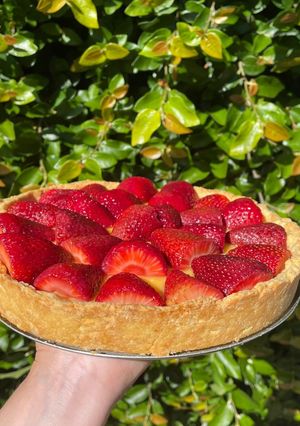 Una foto de Torta de crema pastelera y frutillas