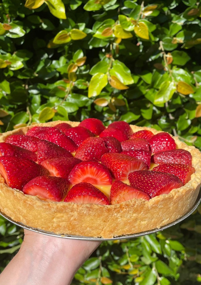 Una foto de Torta de crema pastelera y frutillas