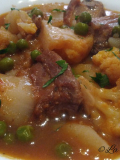 Una foto de Guiso de patatas con costilla de cerdo y coliflor al vino tinto