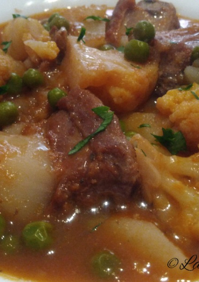 Una foto de Guiso de patatas con costilla de cerdo y coliflor al vino tinto