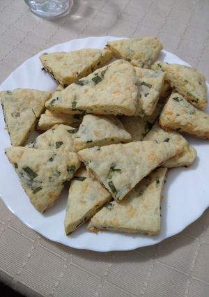 Una foto de Scones de queso y verdeo
