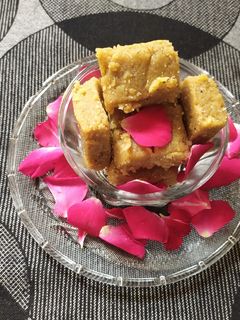 સુખડી (Sukhdi Recipe In Gujarati) રેસીપી મુખ્ય ફોટો