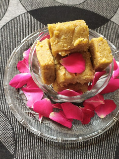 સુખડી (Sukhdi Recipe In Gujarati) રેસીપી મુખ્ય ફોટો