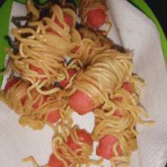 A picture of Mie gulung sosis.