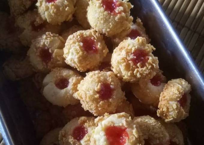 Kue kering selai stoberi cornflakes / Thumbprint Strawberry