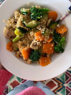 Una foto de Quinoa con verduras salteadas