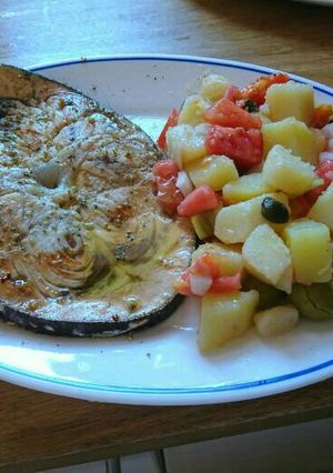 Foto principal de Emperador con ensalada de patatas