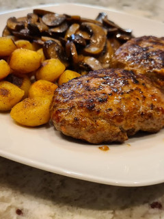 Una foto de Hamburguesa de chorizo con champiñones al ajillo