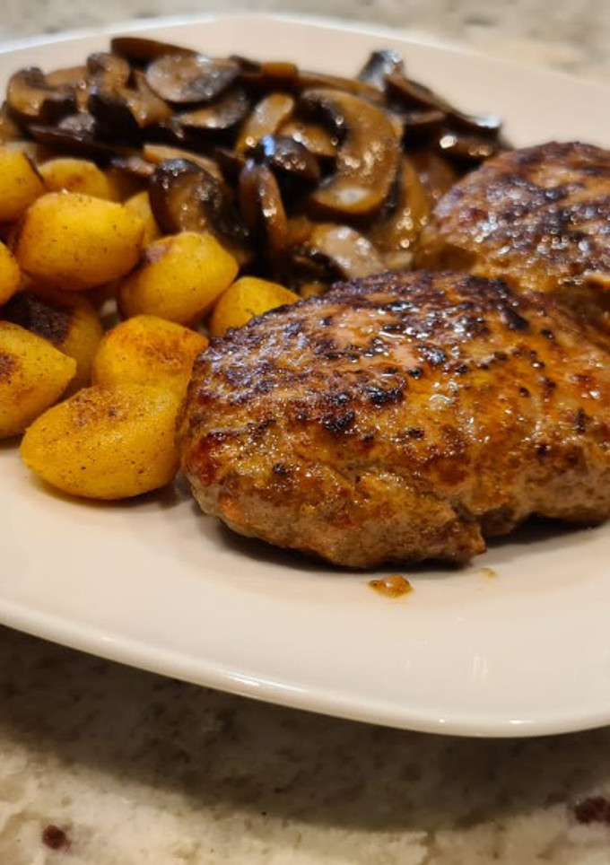 Una foto de Hamburguesa de chorizo con champiñones al ajillo