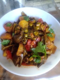 વાલોળ રીંગણ બટાકા નુ શાક (Valor Ringan Bataka Shak Recipe In Gujarati) રેસીપી મુખ્ય ફોટો