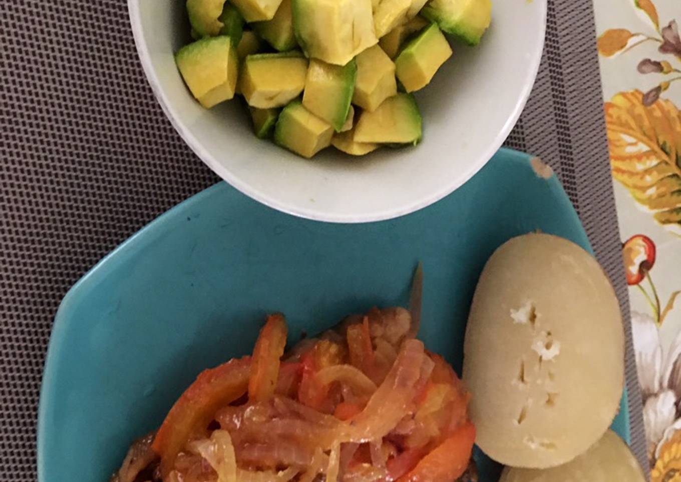 Almuerzo de Bistec de carne acompañado de aguacate y papa
