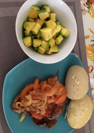 Una foto de Almuerzo de Bistec de carne acompañado de aguacate y papa