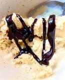 Helado de avellana en heladera / sin ella (totalmente sano)