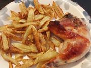 Una foto de pollo frito con mostaza
