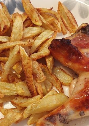 Una foto de Pollo a la mostaza con papas fritas