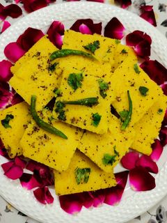 यम्मी सूजी बेसन ढोकला(Yuumy suji besan dhokla recipe in hindi) रेसिपी मुख्य फोटो