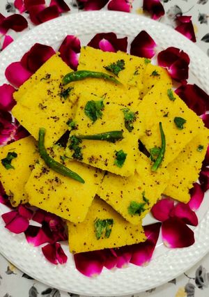 यम्मी सूजी बेसन ढोकला(Yuumy suji besan dhokla recipe in hindi) रेसिपी मुख्य फोटो