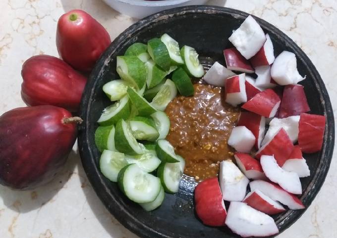 Sambal rujak buah kacang mete