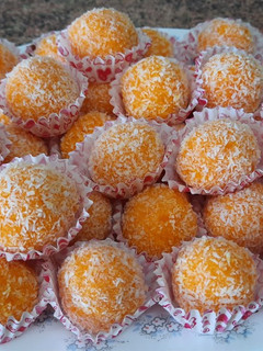 Una foto de Bolitas de zanahoria y coco rallado (dulce sin horno)