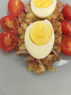 Una foto de Ensalada de Atún, Pepino y Huevo