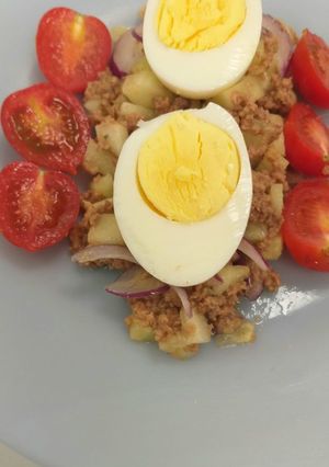 Una foto de Ensalada de Atún, Pepino y Huevo
