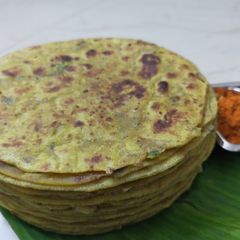A picture of Missi Roti.