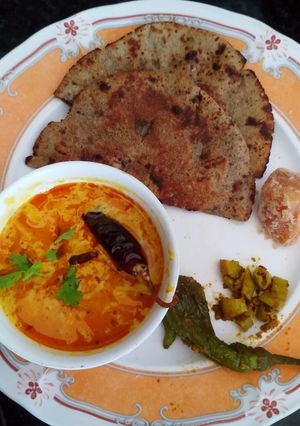 राजस्थानी कढ़ी  (Rajasthani kadhi recipe in Hindi) रेसिपी मुख्य फोटो