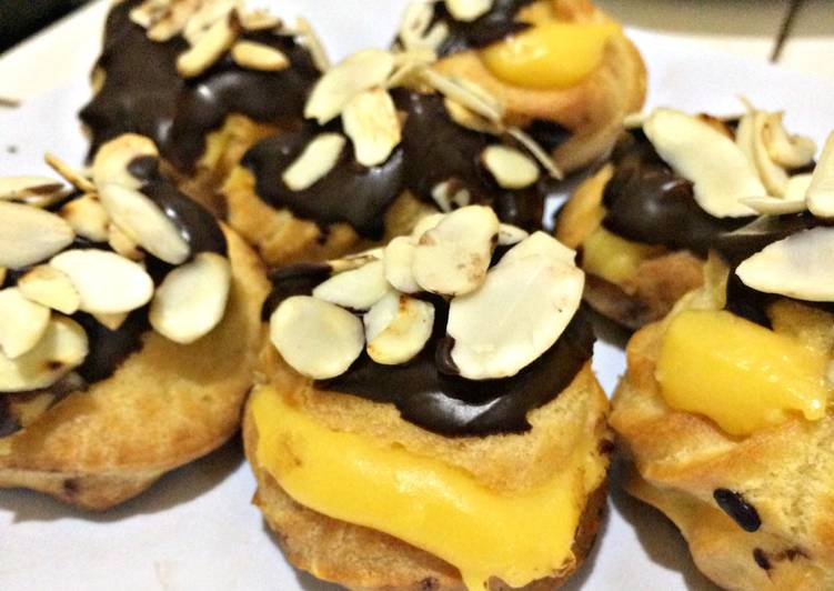 Choux Puff (topping chocolate almond)