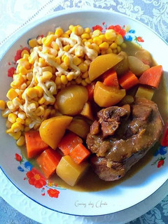 Una foto de Muslo de pavo en roux de curry japonés con patatas y zanahorias
