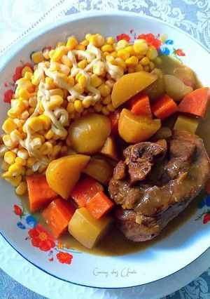 Una foto de Muslo de pavo en roux de curry japonés con patatas y zanahorias