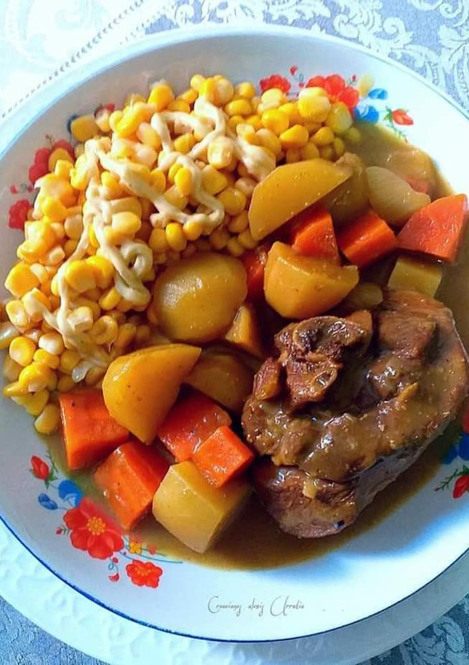 Una foto de Muslo de pavo en roux de curry japonés con patatas y zanahorias