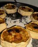 Empanadas canastita de cebolla, panceta y pasas de uva