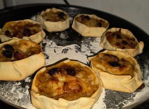 Una foto de Empanadas canastita de cebolla, panceta y pasas de uva