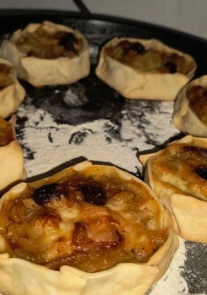 Una foto de Empanadas canastita de cebolla, panceta y pasas de uva