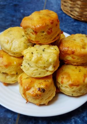 Hajtogatott medvehagymás, sajtos pogácsa recept fotója
