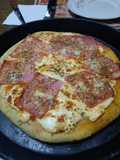 Pizza con jamón y provolone