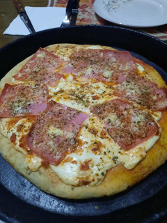 Una foto de Pizza con jamón y provolone
