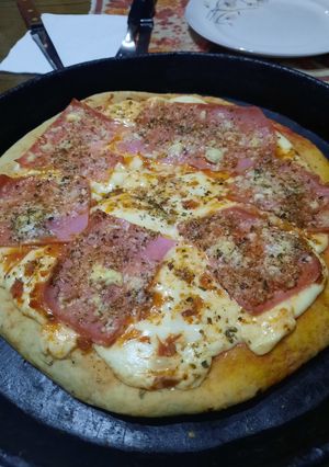 Una foto de Pizza con jamón y provolone