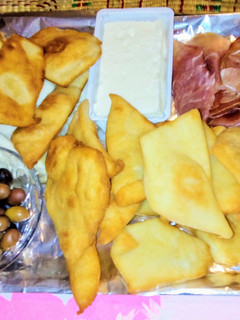 Una foto de Tabla mixta con masitas fritas