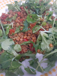 Una foto de Ensalada templada de lentejas, canónigos, calabacín y pimiento